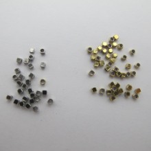 100 pcs perles cube 2x2x1.2 mm en acier inoix